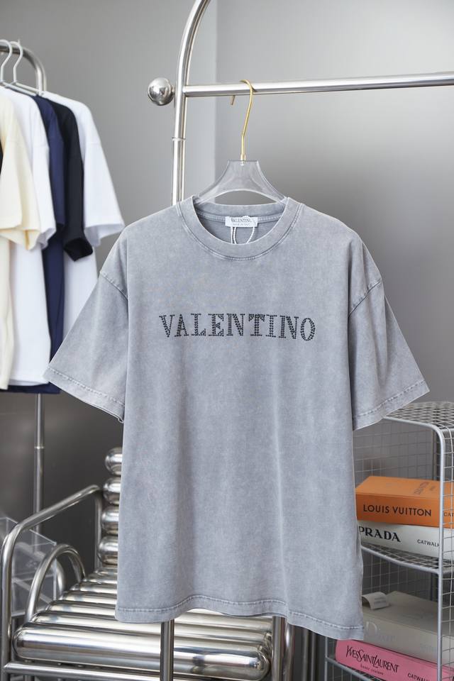 华伦天奴 Valentino 25Ss早春新款 烫钻短袖 轻奢主义 男女日常通勤穿搭必备单品 正确版本 欢迎对比 详细特征 280克100% 纯棉双纱汗布面料