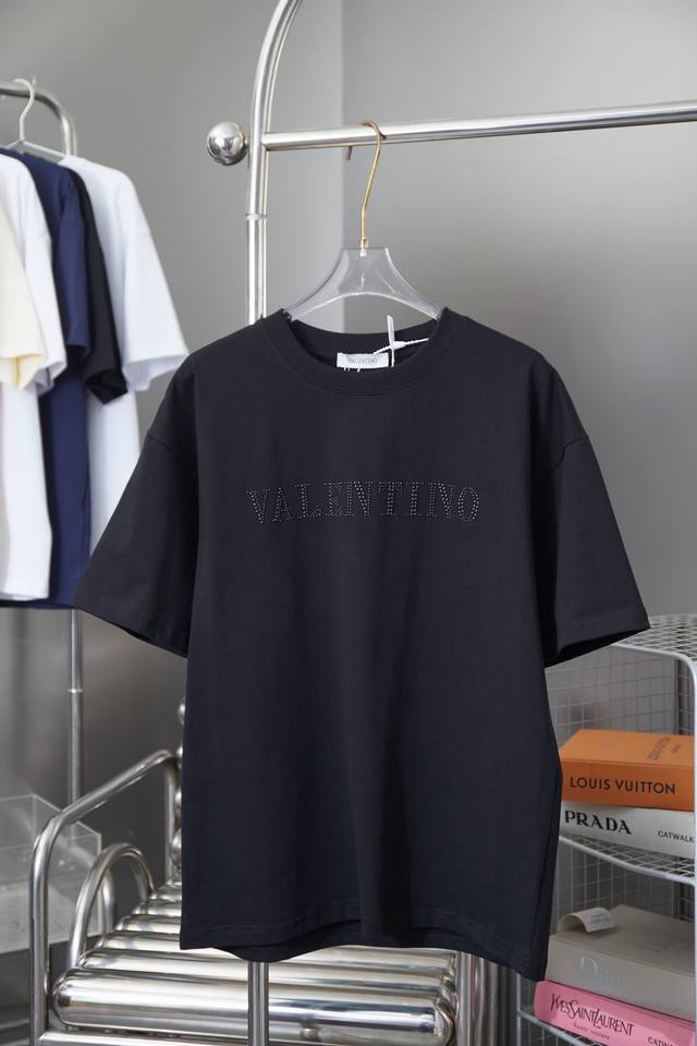 华伦天奴 Valentino 25Ss早春新款 字母logo烫钻短袖 轻奢主义 男女日常通勤穿搭必备单品 正确版本 欢迎对比 详细特征 280克100% 纯棉双