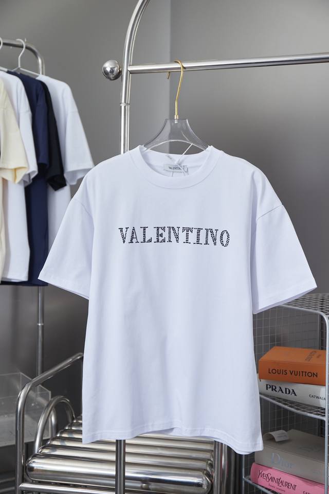 华伦天奴 Valentino 25Ss早春新款 字母logo烫钻短袖 轻奢主义 男女日常通勤穿搭必备单品 正确版本 欢迎对比 详细特征 280克100% 纯棉双