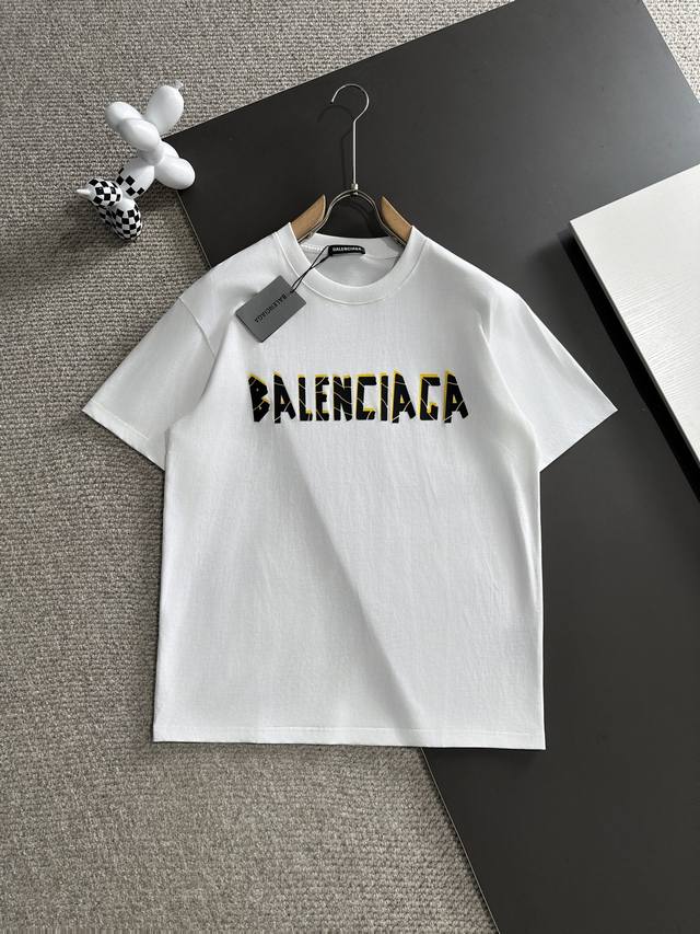 Balenciaga* 2025春夏款上新 原高版本 巴黎世家 面料采用260克高密度纯棉 不变形 不缩水 工艺介绍：双线走位 胸前双层印花＋硅胶工艺 颜色：白