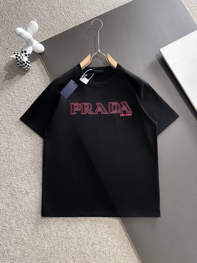 Prada* 2025春夏款上新 原高版本 普拉达 面料采用360克高密度纯棉 不变形 不缩水 工艺介绍：双线走位 领口正中采用prada精密刺绣 专柜同款 简