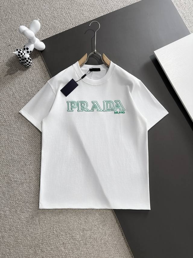 Prada* 2025春夏款上新 原高版本 普拉达 面料采用360克高密度纯棉 不变形 不缩水 工艺介绍：双线走位 领口正中采用prada精密刺绣 专柜同款 简