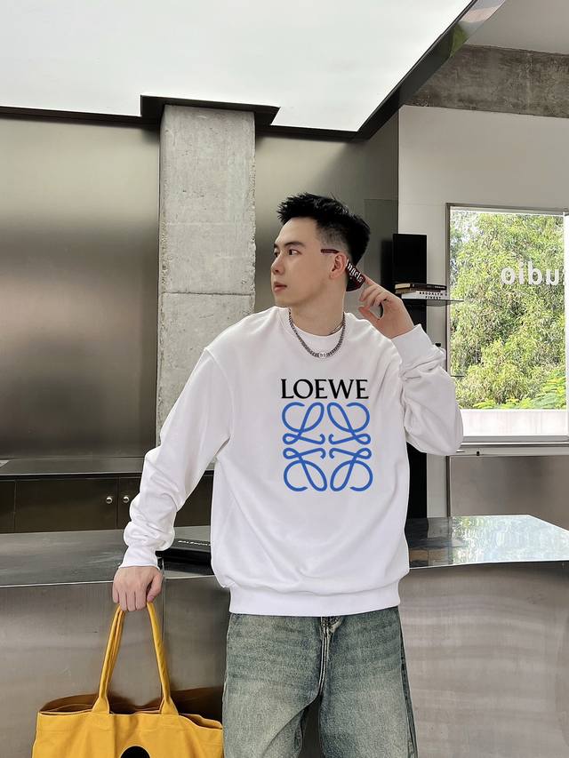 罗意威 Loewe官网 新款字母印花双层重工字母图案不管是t桖还是卫衣都是每年的爆款单品 前幅大面积印花采用大康丽数码印花机直喷 成本极高 经过多次的调试打版图