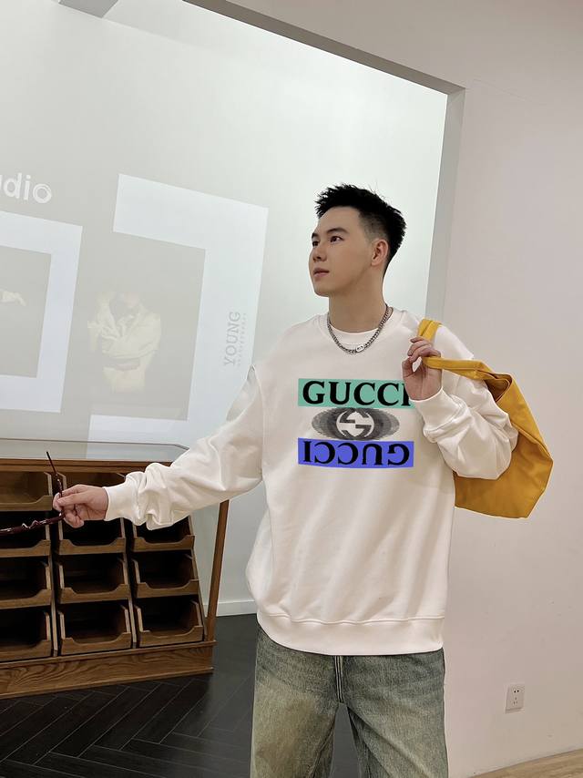 古奇 Gucci官网 新款字母印花双层重工字母图案不管是t桖还是卫衣都是每年的爆款单品 前幅大面积印花采用大康丽数码印花机直喷 成本极高 经过多次的调试打版图案