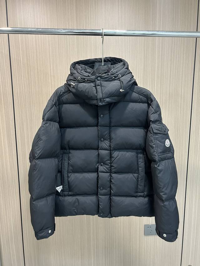 Moncler 秋冬新品 Vezere短款.雾面哑光maya.男士羽绒服夹克外套. 这款vezere男士短款羽绒夹克是基础款保暖单品，彰显moncler的风格特