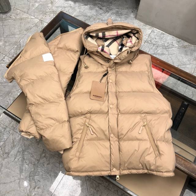 巴宝莉 Burberry* 可拆式衣袖连帽羽绒服 复古格纹内衬的高领与连帽 可拆袖变马甲造型 上身效果超级棒 舒适保暖 超级实用 按扣与隐藏式双向拉链开襟 抽绳