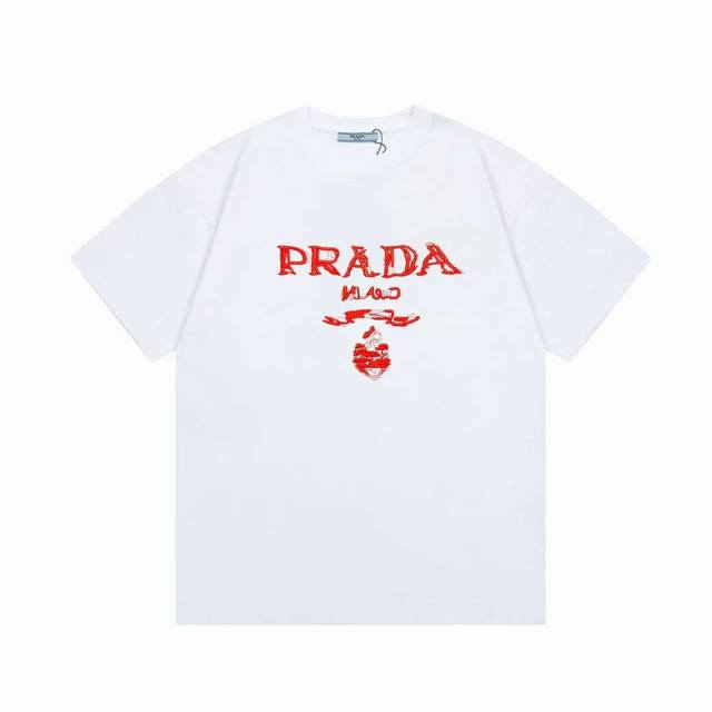 Prada 普拉达 2025早春新款 定制270G双纱纯棉面料 已洗水处理 不变形 不掉色 立体浮雕刺绣字母logo 男女同款 短袖 颜色：黑色 尺码：Xs-L