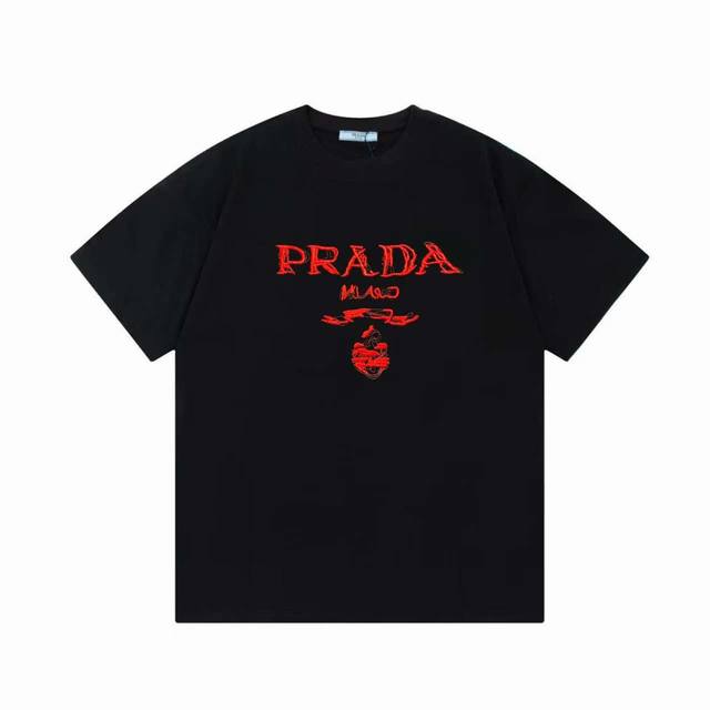 Prada 普拉达 2025早春新款 定制270G双纱纯棉面料 已洗水处理 不变形 不掉色 立体浮雕刺绣字母logo 男女同款 短袖 颜色：黑色 尺码：Xs-L