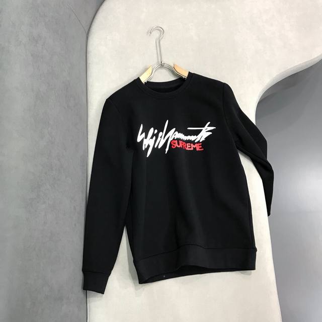 Supreme 2024秋冬男女同款情侣款最新的贸易订单长袖卫衣，全品相！！网红款！工艺采用图案logo压胶印花工艺设计！上身舒适透气，不僵硬，整体有着丰富的立