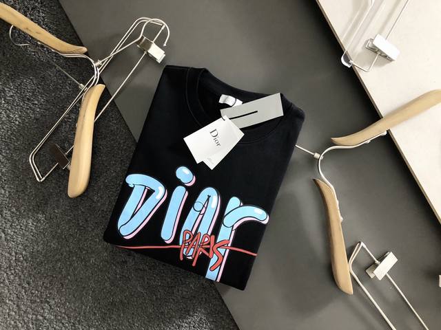 Dior 迪奥 2024秋冬男女同款情侣款最新的贸易订单长袖卫衣，全品相！！网红款！工艺采用图案logo压胶印花工艺设计！上身舒适透气，不僵硬，整体有着丰富的立