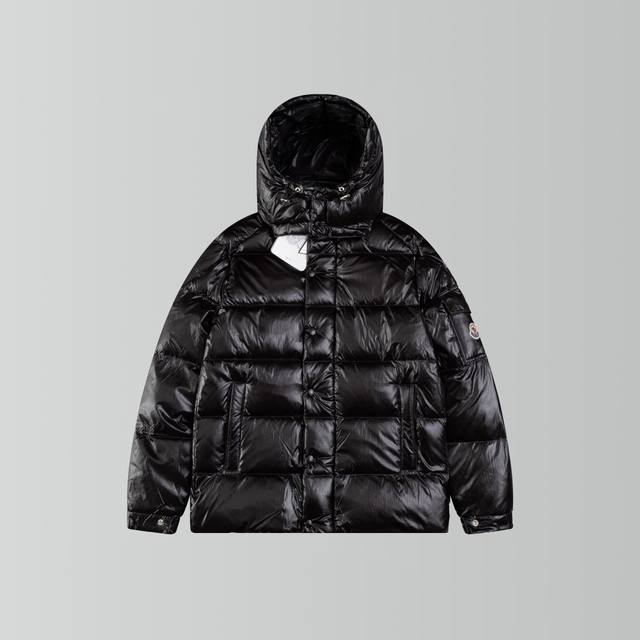 70周年限定羽绒服 Moncler 蒙口24Fw蒙口maya Moncler Maya 经典之作亮面小标羽绒服，袖口上的口袋与70周羊毛毡小标的完美结合，帽子可