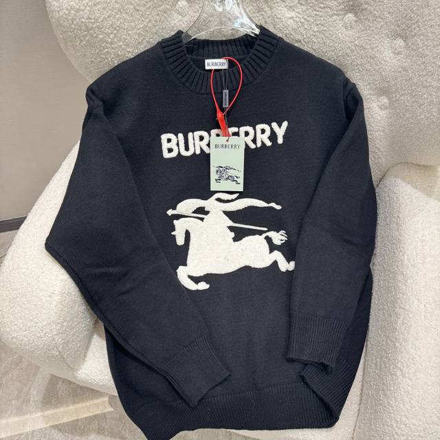 Burberry巴宝莉 Burberr*2024新品上架圆领钩花套头毛衣 定制yb羊绒羊毛纱线织造 质感高级 舒适柔软 圆领长袖毛衣剪裁 密实针织御寒防风 领口