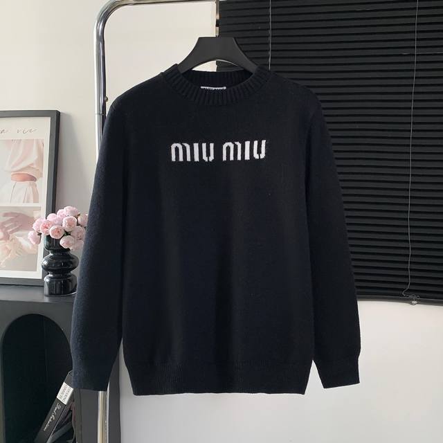 款号：W187 Miumiu字母圆领毛衣 高品质意大利进口面料，高密度针织，百搭毛衣，内搭衬衫都帅气十足更耐穿更加不易变形，版型极好，各种风格都能轻松hold住