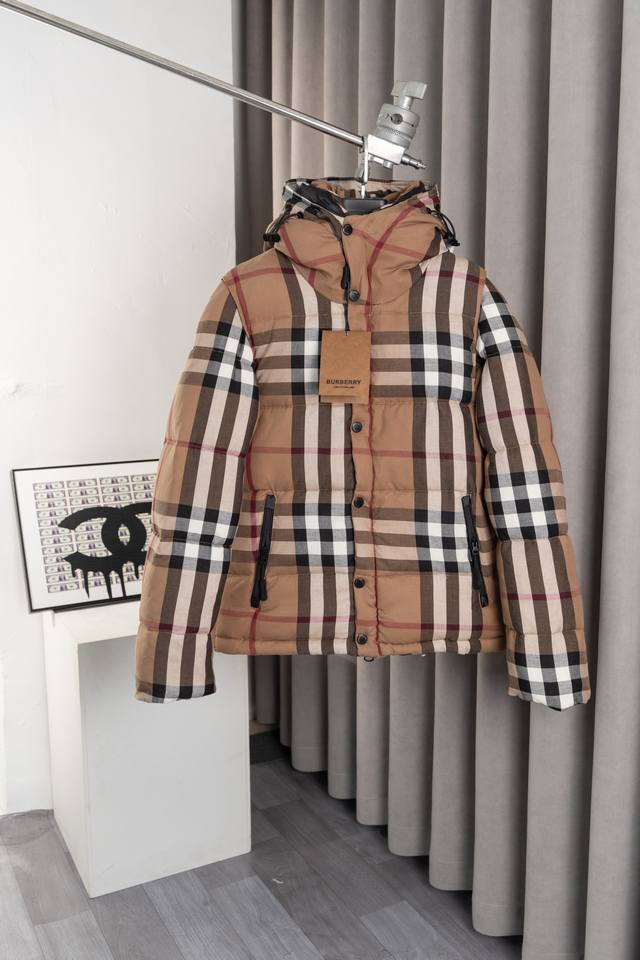 款号：He136 Burberry-巴宝莉拆袖经典格子羽绒服 面料采用巴宝莉原版订制老花经典格子面料，内里填充物采用90鹅绒，充绒量高达600G，冬季一件羽绒服