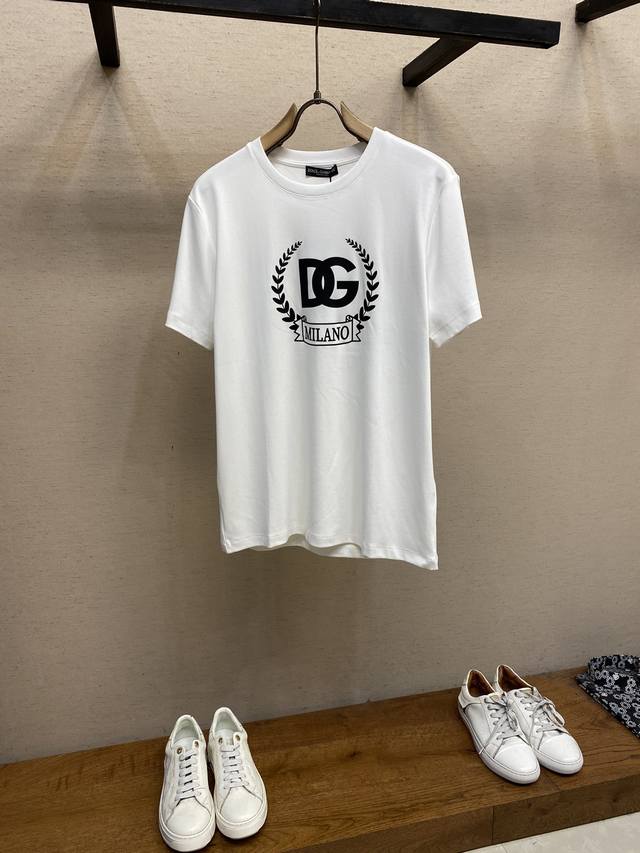 Dg、Dolce&Gabbana 24秋冬新品桂冠dg印花logo圆领加厚短袖t恤，正面缀饰dg撞色印花配色设计，重新定义了不断演变的标志性风格，为男士衣橱注入