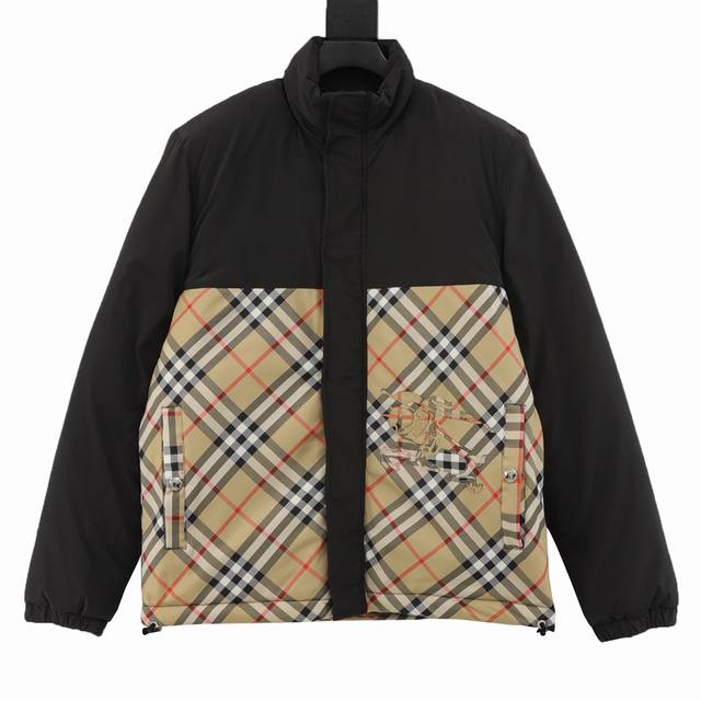 Burberry 巴宝莉 新款格纹战马棉服外套 轻便的棉服外套，选用由梭织尼龙面料制成，设计有可调式抽绳连帽以及双拉链设计！下摆采用骑士战马贴花刺绣。完美提高整