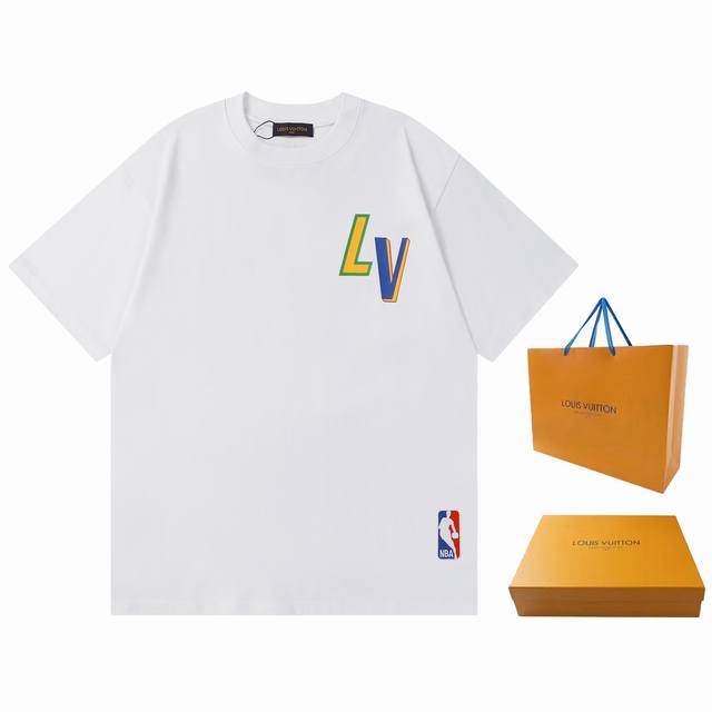 全年不下架 面料350克 Louis Vuitton 路易威登 Nba联名最新款印花短袖t恤 Lv Nba联名短袖工艺说明：此款采用32支双股长绒棉双纱入机35