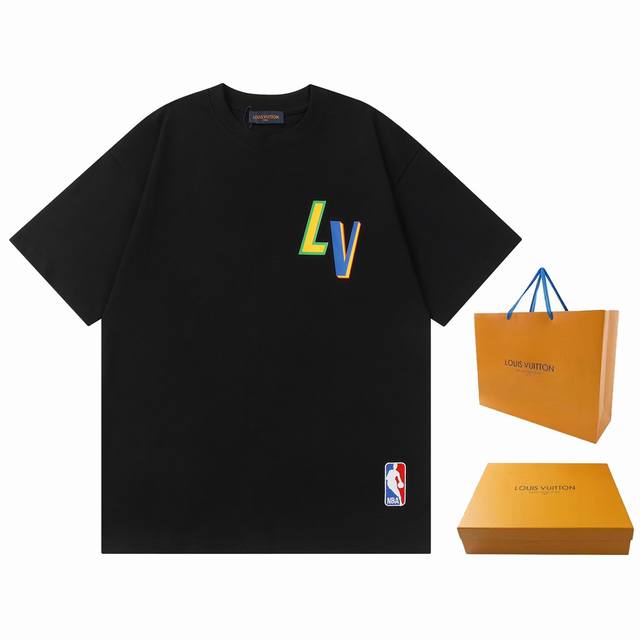 全年不下架 面料350克 Louis Vuitton 路易威登 Nba联名最新款印花短袖t恤 Lv Nba联名短袖工艺说明：此款采用32支双股长绒棉双纱入机35