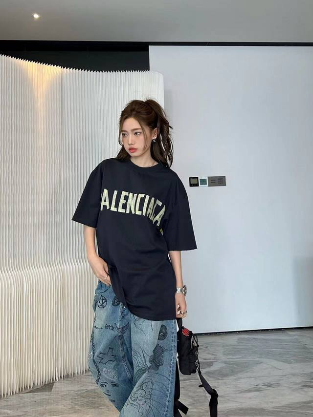 全年不下架 面料350克 Balenciaga巴黎世家tape Type复古美纹胶带印花水洗情侣短袖t恤 主打就是一个轻奢高级，上身有质感，正确版水洗黑蓝色非水