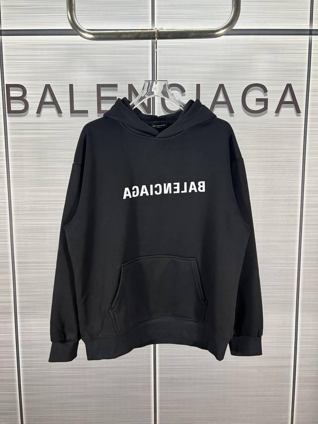 Balenciaga巴黎世家 2024Ss秋冬新款胶带印花款连帽加绒卫衣 简约又不失风格的复古，原版定制高克重双股面料制作，面料手感扎实，上手非常有档次 贴身柔