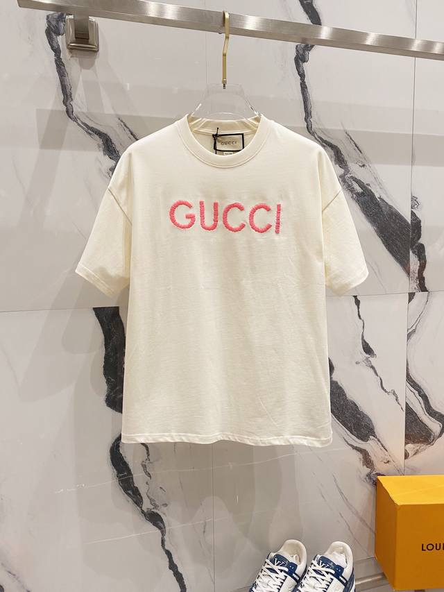 Gucci 古驰 260克纯棉圆领短袖t恤 复古粉色字母刺绣logo标识 官方同步 高版本 高品质 时尚个性 百搭潮流 纯原品质 原版面料 吊牌 领标 水洗麦