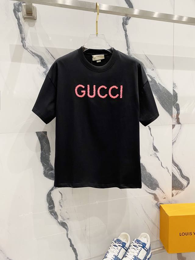 Gucci 古驰 260克纯棉圆领短袖t恤 复古粉色字母刺绣logo标识 官方同步 高版本 高品质 时尚个性 百搭潮流 纯原品质 原版面料 吊牌 领标 水洗麦