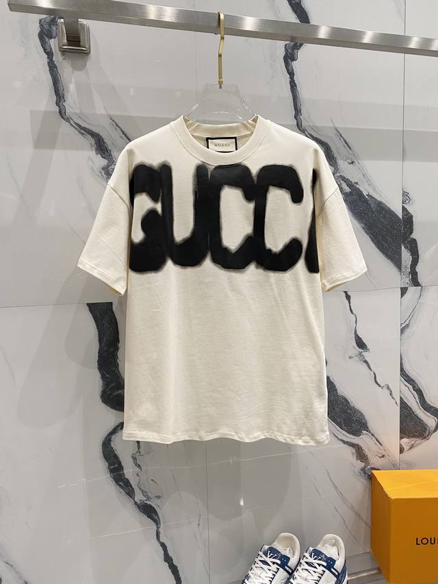 Gucci 古驰 260克纯棉圆领短袖t恤 联名巴黎前后字母印花logo标识 官方同步 高版本 高品质 时尚个性 百搭潮流 纯原品质 原版面料 吊牌 领标 水洗