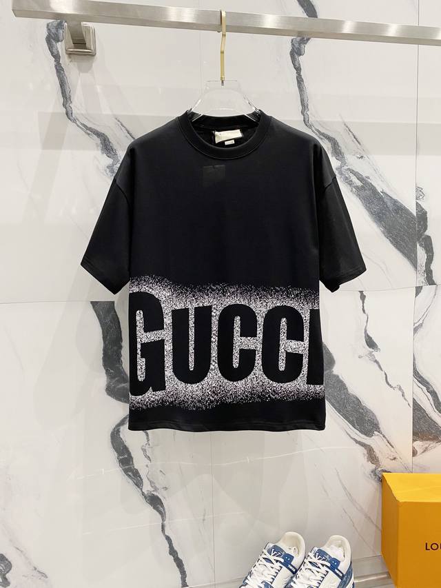 Gucci 古驰 260克纯棉圆领短袖t恤 大幅字母logo星空喷墨印花标识 官方同步 高版本 高品质 时尚个性 百搭潮流 纯原品质 原版面料 吊牌 领标 水洗