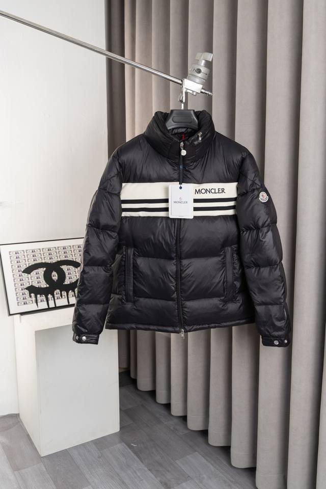 款号：He134 Moncler-蒙口24新款胸前织带拼接羽绒服 衣服面料采用原版梭织面料制作而成，内里填充物采用90白鸭绒填充而成，充绒量高达400G、冬季上