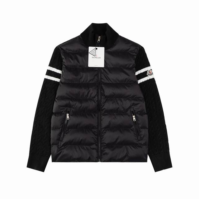 Moncler 蒙口针织羽绒拼接立领 独特侧面螺纹设计！！！ 卖点：羽绒针织拼接， 拼接处采用羊毛混纺面料！ 蒙家每年这个时候都会出几款毛衣拼羽绒， 其实毛衣拼