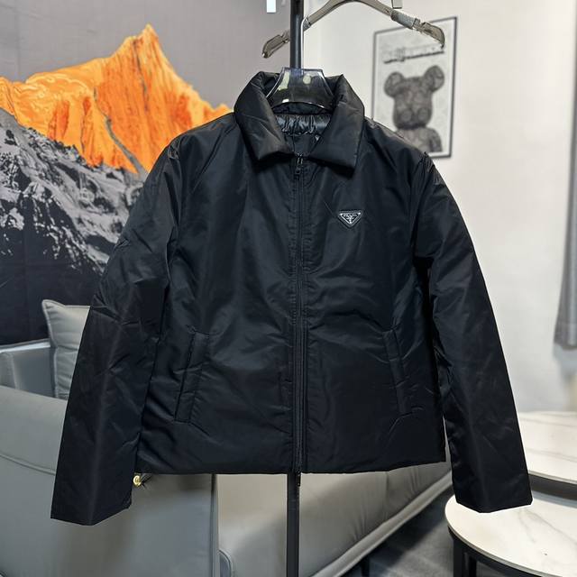 Prada 普拉达 23Ss冬季新款再生尼龙衬衫领休闲夹克羽绒服外套 原版购入1:1复刻 定制五金辅料 定染定制再生尼龙面料 优秀的品质加上好的设备 才能体现出