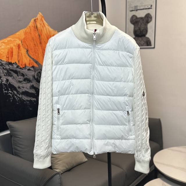 Moncler蒙口24S新款袖子拼接针织立领轻薄羽绒棉服外套 秋冬新款羽绒棉拼接夹克 穿性同时增加了拼接流行元素~短款版型 纯色系列高级感十足 颜色：米白色 码