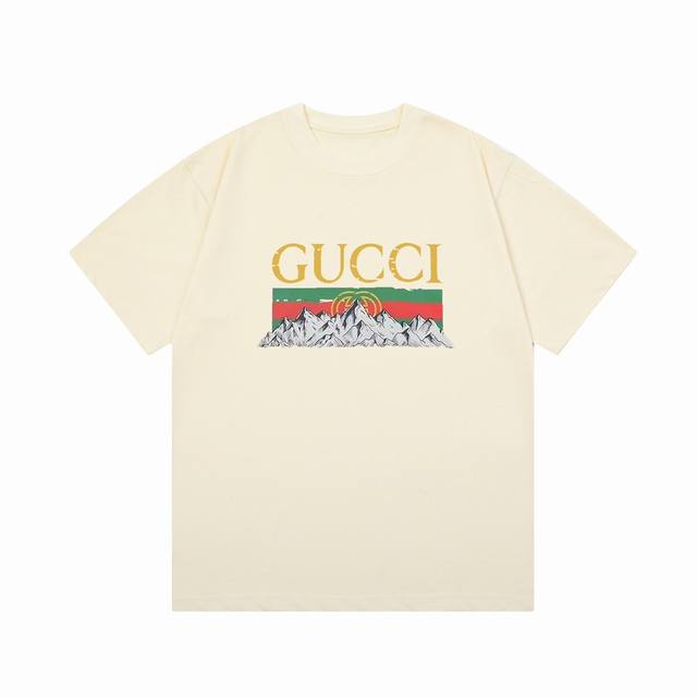 D 隔天到 Gucci 古驰 雪山字母直喷印花 Logo标识精致升级，灵感源自八十年代复古 原版面料 官方同款 短袖t恤 定制300克同缸染面料 手感非常舒服