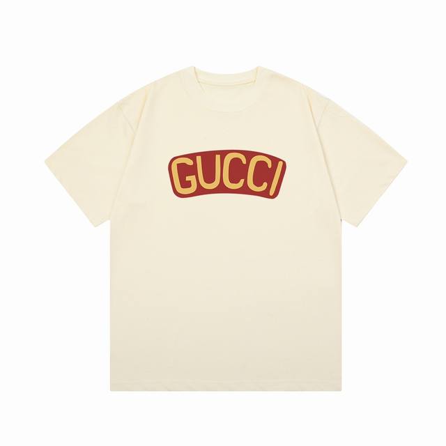 D 隔天到 Gucci 古驰 双g字母直喷印花 Logo标识精致升级，灵感源自八十年代复古 原版面料 官方同款 短袖t恤 定制300克同缸染面料 手感非常舒服