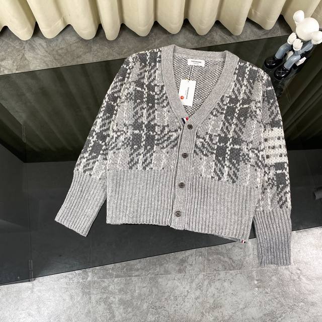 复刻版本 Thom Browne#Tb 22 Fw千鸟格厚开衫 正确版 本款式使用德国进口斯托尔352针型机器采用四色浮线提花，后板拆小图制版方法，使得衣片花型