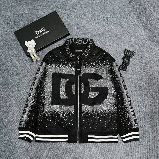 D D&G2024走秀款棒球服外套夹克 订购原版开模 历时一个月终于出货了，简直太爱了 上身真的超级帅。抖音某博主讲今年d&G 新出的会成为未来的趋势，随意翻翻