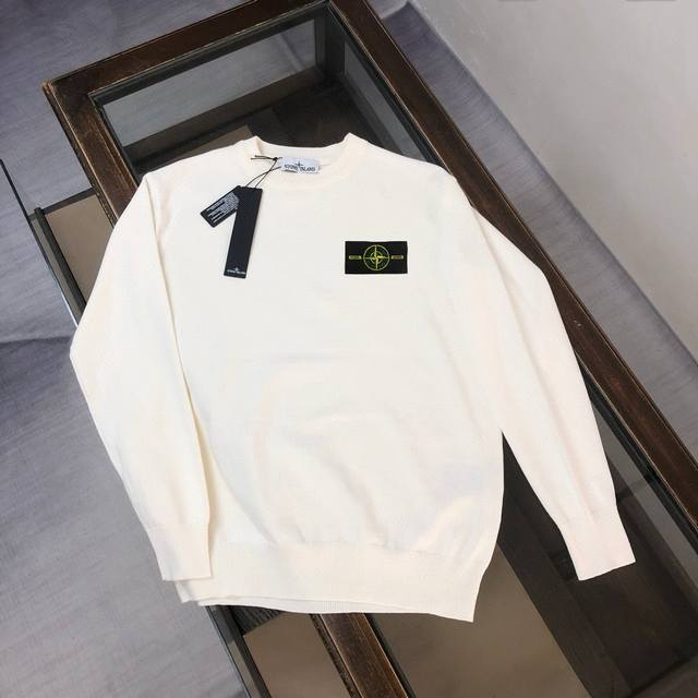 Stone Island 石头岛独家最新款男士休闲套头针织毛衣～高级定制 都市风十足 经典简约大气圆领打底针织毛衣。 进口面料， 柔软细腻 ，穿着亲肤舒适，男人