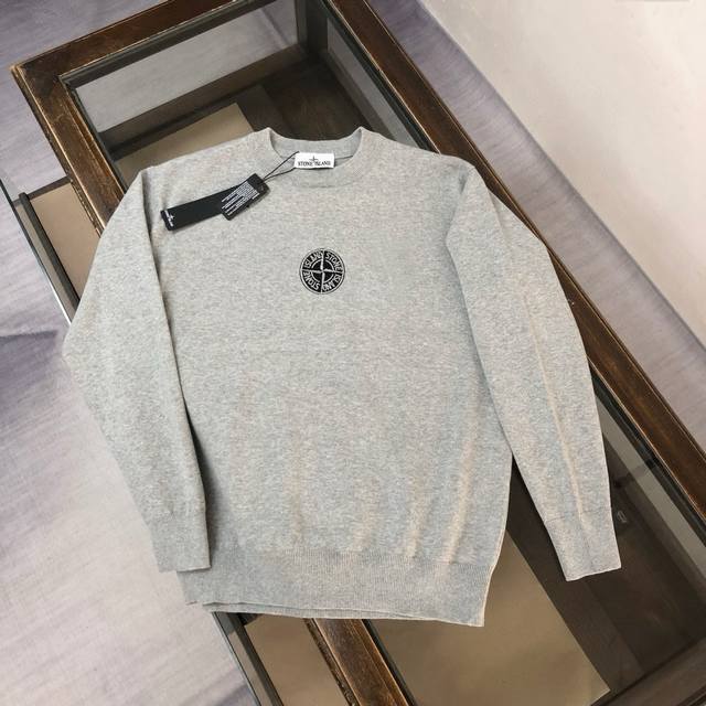 Stone Island 石头岛独家最新款男士休闲套头针织毛衣～高级定制 都市风十足 经典简约大气圆领打底针织毛衣。 进口面料， 柔软细腻 ，穿着亲肤舒适，男人