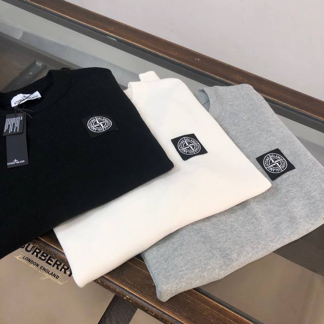 Stone Island 石头岛独家最新款男士休闲套头针织毛衣～高级定制 都市风十足 经典简约大气圆领打底针织毛衣。 进口面料， 柔软细腻 ，穿着亲肤舒适，男人