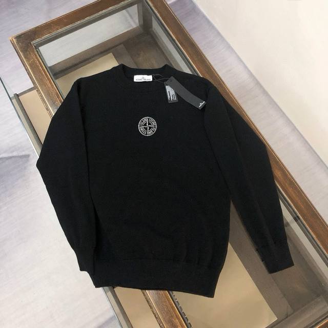 Stone Island 石头岛独家最新款男士休闲套头针织毛衣～高级定制 都市风十足 经典简约大气圆领打底针织毛衣。 进口面料， 柔软细腻 ，穿着亲肤舒适，男人