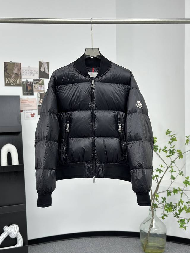 调价 Moncler 女士merlat 绗缝软壳面料羽绒飞行员夹克，蔡依林同款，超多代购，特别火爆的款式，超级推荐。 Merlat羽绒服采用焕新飞行员夹克设计，