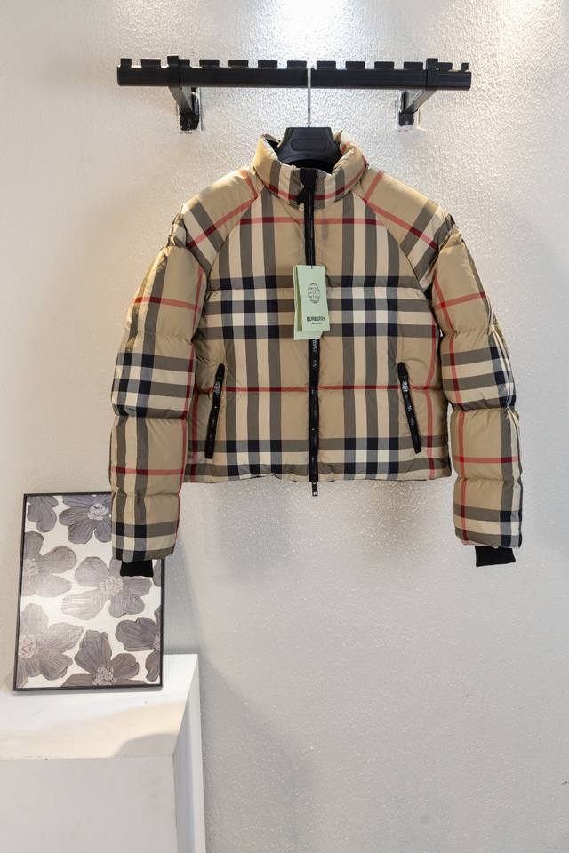 顶级版本 款号b926 Burberry 巴宝莉经典格纹短款羽绒服 御寒必备单品 短款羽绒外套 Burberry 格纹羽绒服手感超级好，保暖又轻便，填充丰盈的鹅