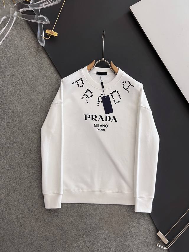 Prada 普拉达 2024秋冬男女同款情侣款最新的贸易订单长袖卫衣，全品相！！网红款！工艺采用图案logo压胶印花工艺设计！上身舒适透气，不僵硬，整体有着丰富