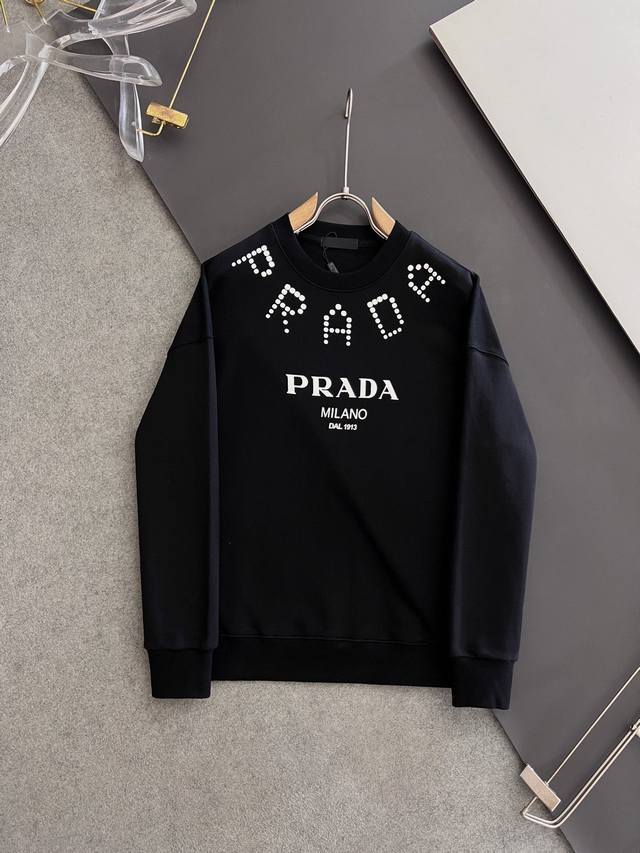 Prada 普拉达 2024秋冬男女同款情侣款最新的贸易订单长袖卫衣，全品相！！网红款！工艺采用图案logo压胶印花工艺设计！上身舒适透气，不僵硬，整体有着丰富