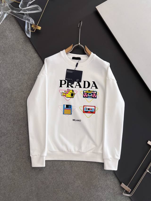 Prada 2024秋冬男女同款情侣款最新的贸易订单长袖卫衣，全品相！！网红款！工艺采用图案logo压胶印花工艺设计！上身舒适透气，不僵硬，整体有着丰富的立体感