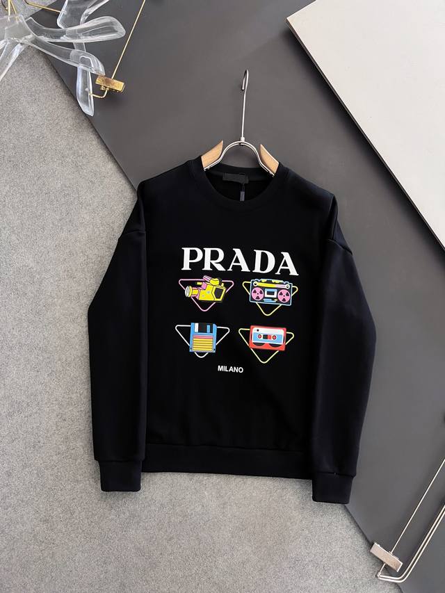 Prada 2024秋冬男女同款情侣款最新的贸易订单长袖卫衣，全品相！！网红款！工艺采用图案logo压胶印花工艺设计！上身舒适透气，不僵硬，整体有着丰富的立体感