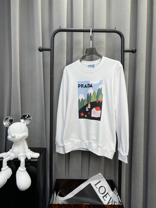 Prada 普拉达 24Ss新款潮流经典卫衣，精致裁剪，高品质工艺！采用定织定染纯棉面料420克左右纯棉卫衣面料！图案进口数码印花工艺，耐穿耐洗久穿不变型，微阔