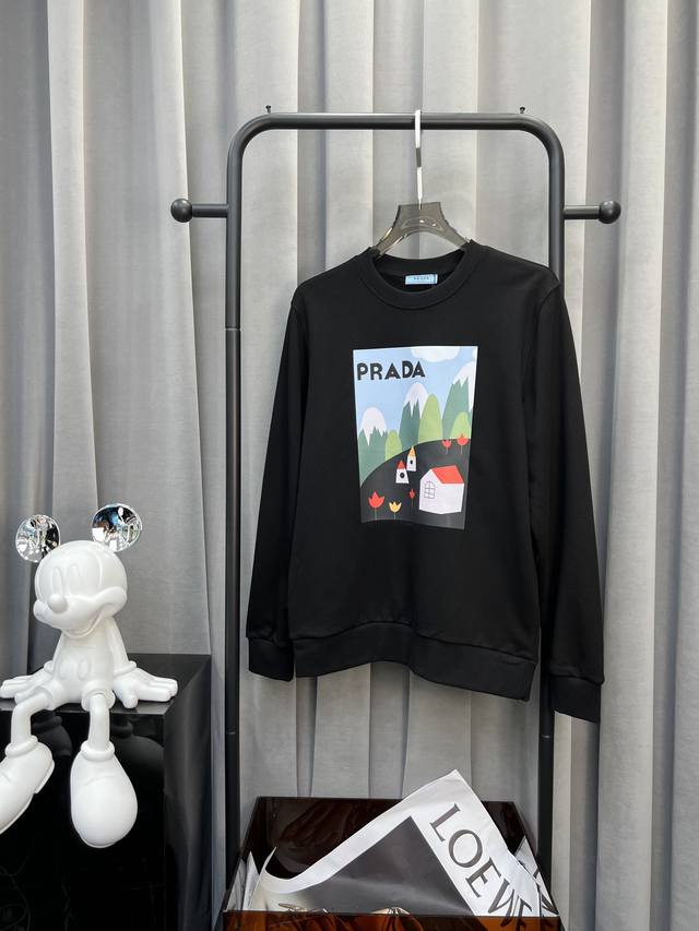 Prada 普拉达 24Ss新款潮流经典卫衣，精致裁剪，高品质工艺！采用定织定染纯棉面料420克左右纯棉卫衣面料！图案进口数码印花工艺，耐穿耐洗久穿不变型，微阔