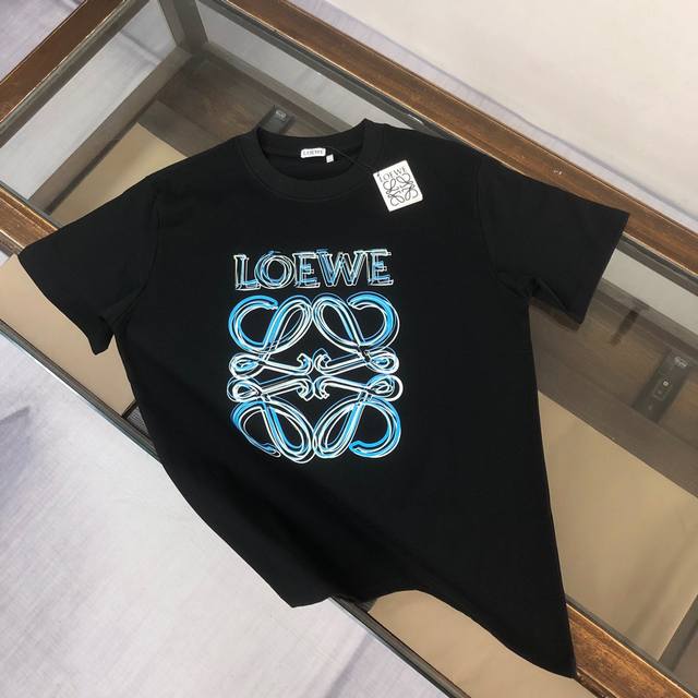 Loewe 罗意威 2025最新情侣款短袖t恤，绝对的顶级爆款，定制重磅300克纯棉面料，款式简约大气，基础，耐看，但又独具风格，结合了一款优质短袖的所有特点，