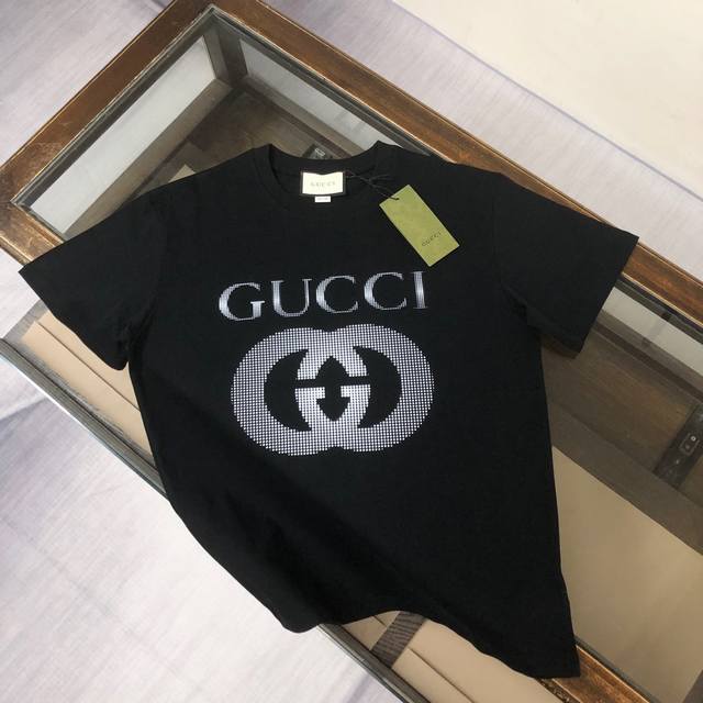 Gucci 古驰 2025春夏最新款圆领短袖t恤，当季颜值担当采用300克纯棉面料，顶级印花工艺字母图案logo，独特设计，档次极高，舒适柔软，其细腻程度与舒适